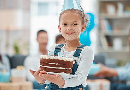 给你留一片 一个可爱的小女孩在家里和家人一起庆祝生日的肖像图片