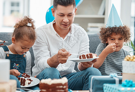 没有蛋糕就不能开派对 一个幸福的家庭在家里庆祝生日图片