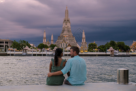 曼谷泰国 黎明寺庙 朝光河旁佛寺和乔普拉亚河边旅游天空佛塔城市宝塔景观女士旅行假期日落图片
