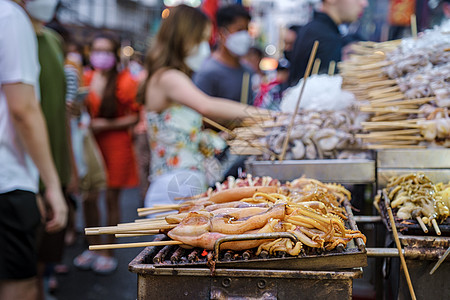 中国城市泰国曼谷Griilled鱿鱼 市场上的Calamari鱼类bbq文化食物烧烤烹饪车辆街道运输炙烤地标出租车图片