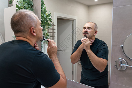 早上洗手间用泡沫擦刮剃刀的人头发中年护理隔断凝胶胡子镜子奶油浴室成人图片