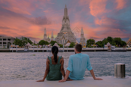 泰国曼谷曼谷泰国 黎明寺庙 朝光河旁佛寺和乔普拉亚河边佛教徒假期教会天空夫妻城市宗教文化天际女士背景