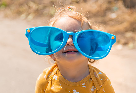 孩子们喜欢戴眼镜的自然 有选择地集中注意力游戏活力场地喜悦幸福乐趣享受眼镜女孩童年图片