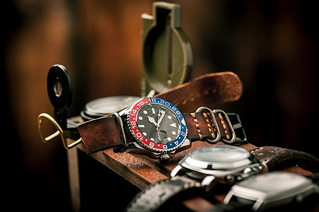 男子用皮皮带手表手镯拨号金属带子红色时间配饰皮革口径合金图片
