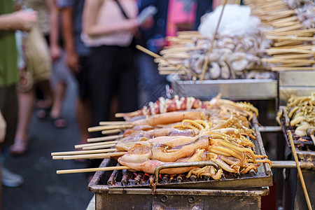 中国城市泰国曼谷Griilled鱿鱼 市场上的Calamari鱼类bbq烹饪炙烤出租车地标街道旅行人群文化海鲜建筑学图片