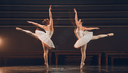 舞者转眼间来来去去 两个芭蕾舞演员在舞台上练习套路图片