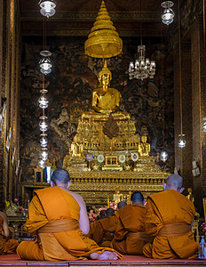 泰国曼谷的Watho Pho寺 曼谷的仰靠布丁寺 佛门一对寺庙崇拜地标历史性金子宗教游客城市建筑冥想历史图片