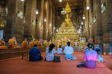 泰国曼谷的Watho Pho寺 曼谷的仰靠布丁寺 佛门一对寺庙游客景观假期天空旅游历史奢华建筑天际文化图片