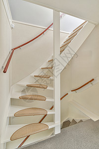 现代房子里螺旋楼梯走廊木地板风格住宅财产装饰门厅栏杆建筑学建筑图片