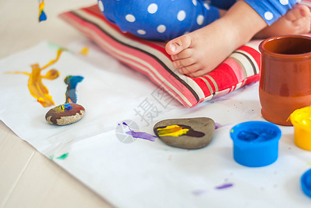 带有谷歌的幼儿涂料童年画家作坊学习爱好艺术家桌子艺术工艺想像力图片