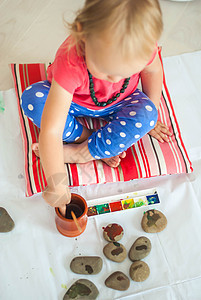 带有谷歌的幼儿涂料爱好手指女孩天赋桌子艺术水粉活动儿童想像力图片