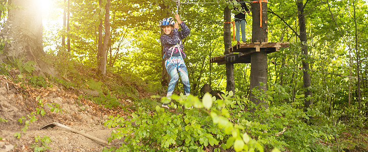 冒险攀登高空钢丝公园  儿童课程绳索公园 绳索公园绳索桥上可爱小女孩的画像高度行动幸福森林娱乐登山者木头勇气孩子们丛林图片
