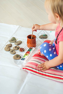 带有谷歌的幼儿涂料创造力绘画喜悦活动水粉孩子桌子女孩天赋画家图片