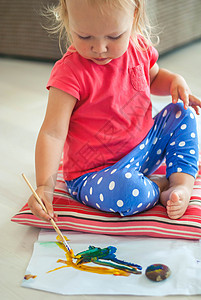 带有谷歌的幼儿涂料乐趣工艺桌子天赋作坊学校爱好创造力想像力儿童图片