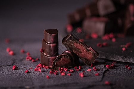 巧克力自制糖果 加覆盆莓填料美食牛奶桌子酒吧奢华甜点小吃烹饪焦糖覆盆子图片