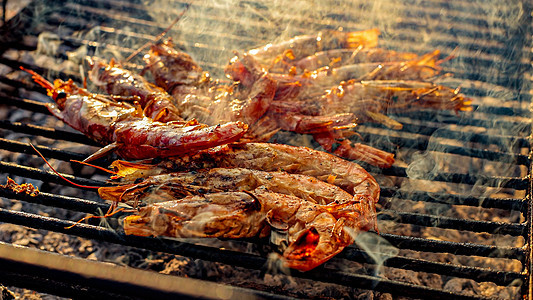 在烧烤炉上用木炭烤烤虾餐厅烹饪派对营养甲壳饮食动物炙烤贝类小吃图片
