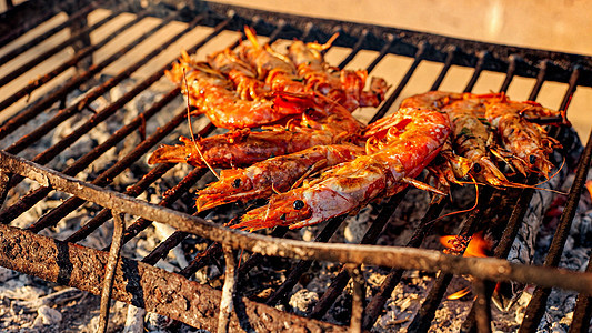 Griilled虾吉他淡水大虾与木炭烧烤甲壳对虾美食餐厅油炸海鲜饮食动物午餐蔬菜图片