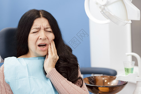 患有牙痛的高级妇女保健客户精神病人疼痛牙齿敬业弱点牙医资历图片