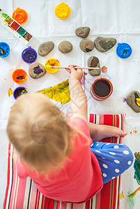 带有谷歌的幼儿涂料作坊幼儿园工艺孩子手指创造力儿童乐趣桌子活动图片