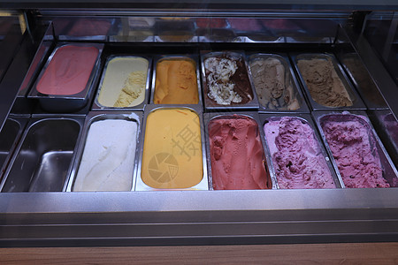 各种冰淇淋口味黄色甜点店铺奶制品商品冰箱奶油柜台紫色展示图片