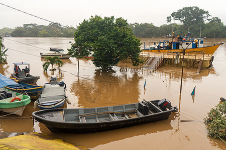 船舶停靠在泥河码头 因下雨而流水超过潮流图片