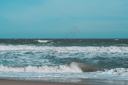 海洋风暴波浪戏剧性地碰撞飞溅 天空地平线 海水边缘 自然前视图海洋壁纸 设计 恶劣天气多云阴 深绿松石蓝调淡哑光热带海景旅行天线图片