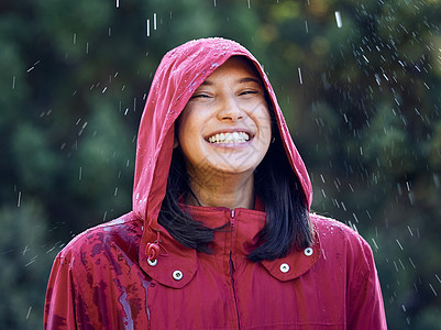 一位年轻女子站在雨中微笑着笑容 我感到很平静地洗脸图片