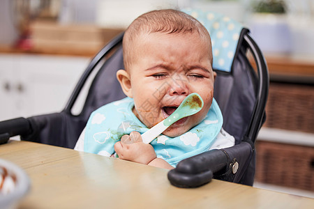 为什么我这么喜欢吃东西 一个婴儿在吃饭时哭泣图片