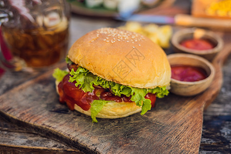 新鲜汉堡 木制餐桌上的薯条和碗番茄酱 生活方式食品土豆广告木头餐厅洋葱小吃沙拉面包午餐食谱图片