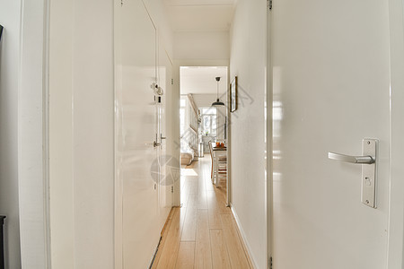 现代公寓的白色走廊 顶层地板;图片
