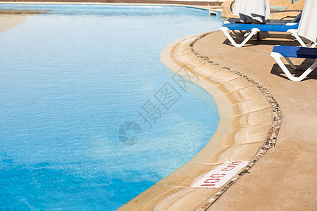 蓝泳池表面的蓝色游泳池 水在游泳池中的背景液体海浪阳光反射水池游泳波纹热带海洋涟漪图片