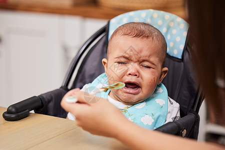 我饿了 但不是因为这个 一个孩子在母亲喂养时哭泣图片