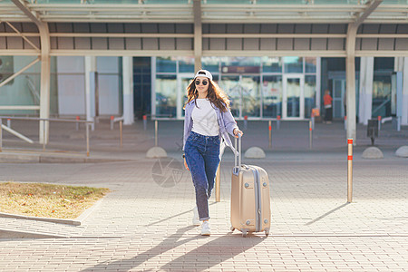 在机场的年轻美少女 带着行李去飞机上 放假飞苍蝇 旅途中幸福乘客航站楼飞机场街道旅游手提箱旅行女士车站图片