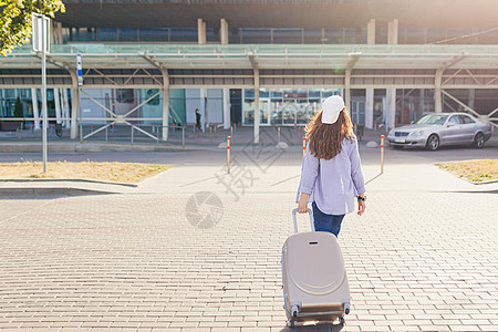 在机场的年轻美少女 带着行李去飞机上 放假飞苍蝇 旅途中假期商业人士摄影城市生活成人街道女士旅游商务图片