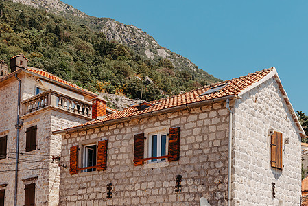 夏季 黑山科托尔湾的历史名城 Perast 欧洲南部黑山建筑学蓝色文化城市岩石花朵海岸峡湾旅游假期图片