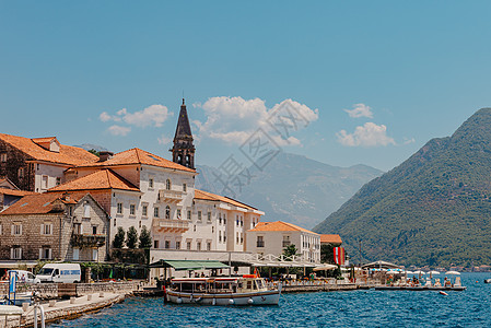 夏季 黑山科托尔湾的历史名城 Perast 欧洲南部黑山建筑学城市花朵天空教会城堡石头历史性旅行胰岛图片