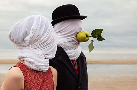 男人和女人 头上戴白织物的妇女艺术品口罩绿色预防织物女士概念创造力纺织品恋人图片