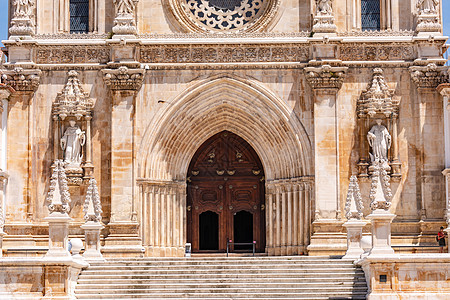葡萄牙圣玛丽亚·德阿尔科巴卡清真寺修道院教堂的楼梯和入口处(葡萄牙)图片