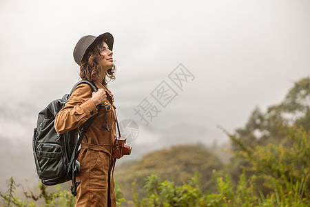 带着背包和在非洲山上旅行的微笑的女性旅游女游客 非洲山区图片