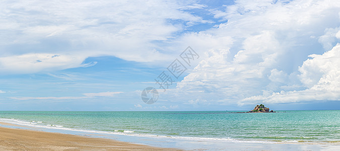 与小岛一起阳光明媚的天气中热带海滩和海洋海岸线蓝天海浪天空阳光蓝色晴天冲浪天堂假期图片