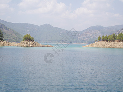 山湖和山丘的全景观风景横幅场景森林旅游假期岩石蓝色冒险太阳图片