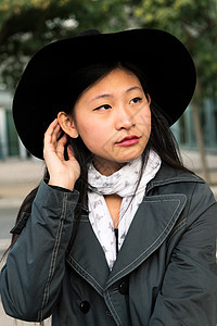 戴帽子的优雅亚裔女性的垂直肖像图片