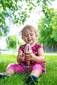 孩子在街上吃冰淇淋 有选择的焦点女性食物女孩锥体幸福太阳甜点微笑海滩乐趣图片