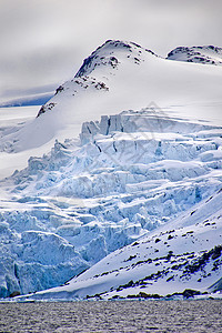 北极阿尔伯特一号陆地深蓝冰川和雪地山脉图片