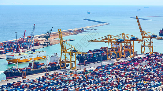 西班牙巴塞罗那  2019年4月8日 用于货运和全球商业的工业港船运船厂贸易出口天线龙门架仓库港口血管起重机图片