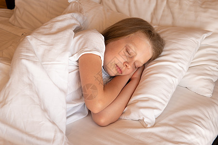 睡用手机 美丽的年轻女孩床毛巾观感 躺着 女性的细胞概念 人与平静的休息 房间美容图片