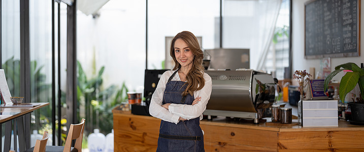 咖啡企业主概念  迷人的年轻美丽亚洲咖啡师在咖啡店柜台围着围裙企业家杯子工作快乐机器服务成人饭馆食堂微笑图片