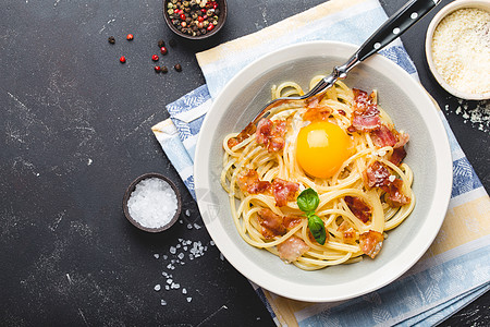 意式意粉carbonara乡村框架蛋黄菜单面条盘子午餐烹饪熏肉厨房图片