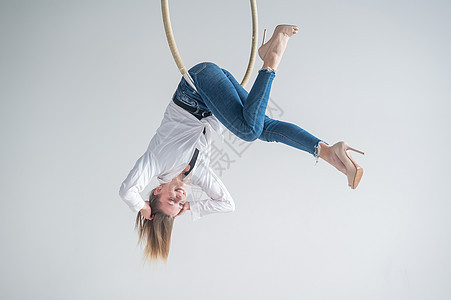 白种女人穿着散装 在空中环圈上运动员空气体操杂技肌肉娱乐舞蹈家工作室马戏团女孩图片