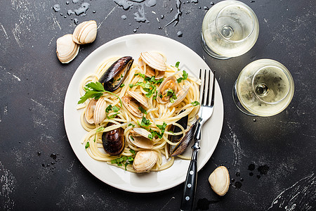 空心面带海鲜的意大利面条午餐香菜美食石板草本植物石头贝类乡村餐厅桌子背景